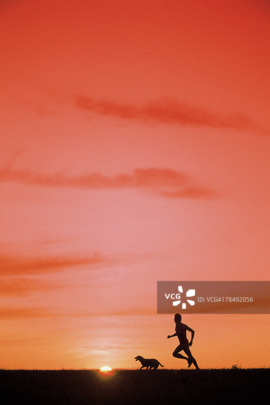 人物与狗慢跑图片素材