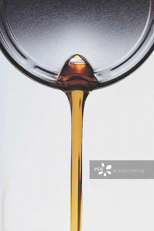 从罐中倒出的机油图片素材