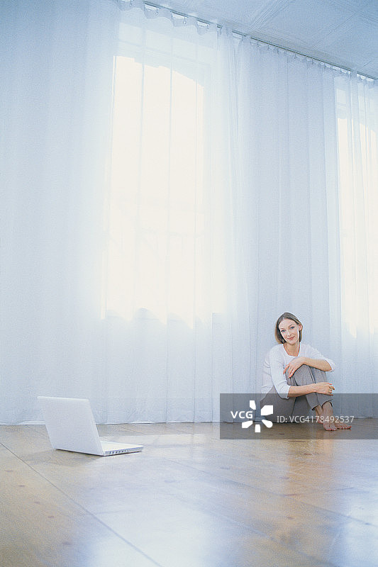 女人坐在电脑前图片素材