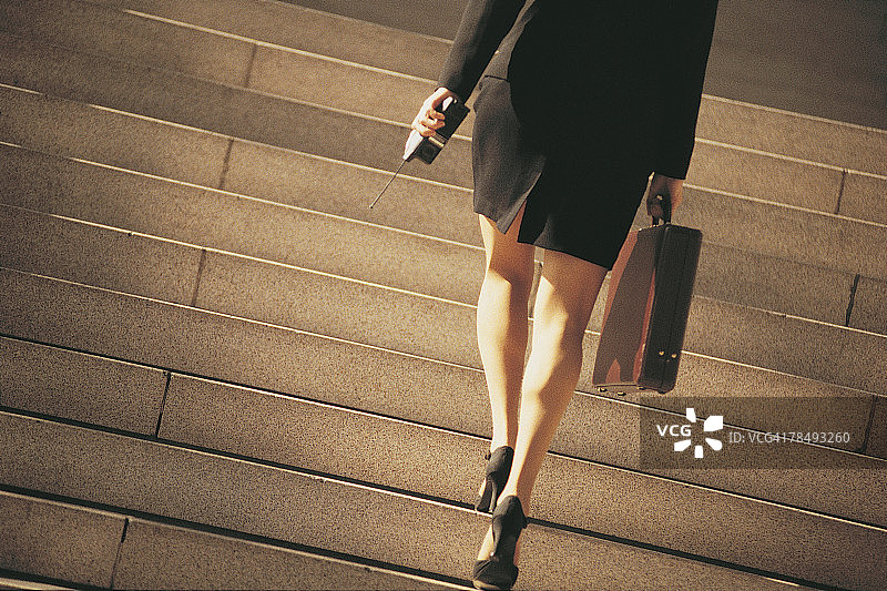 女商人走上楼梯图片素材