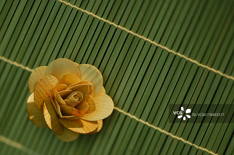 竹席上的花朵图片素材