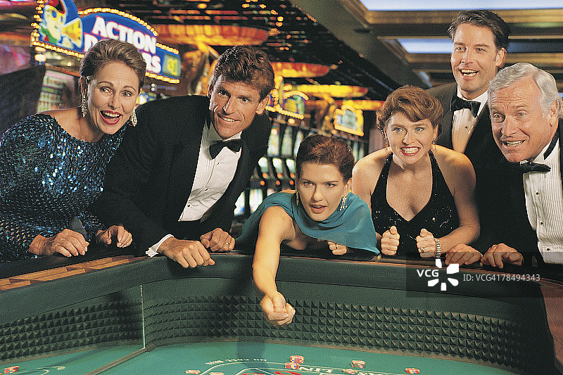 在赌场玩掷骰子游戏的人群图片素材