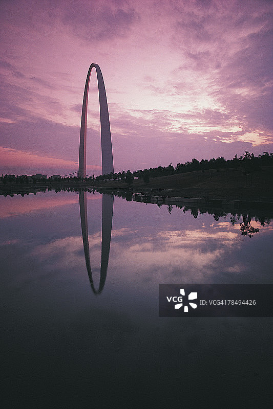 密苏里州密西西比河中倒映的圣路易斯拱门图片素材