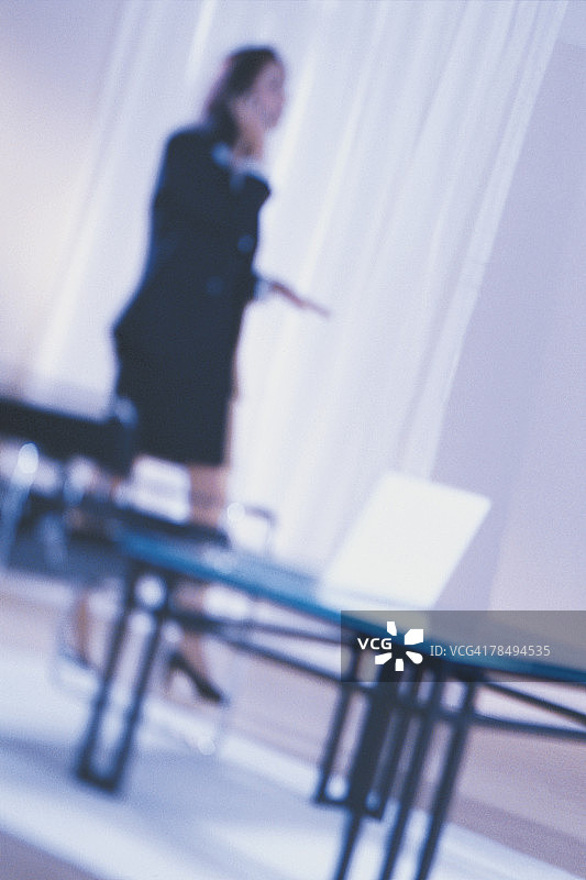 拿着手机的女人图片素材