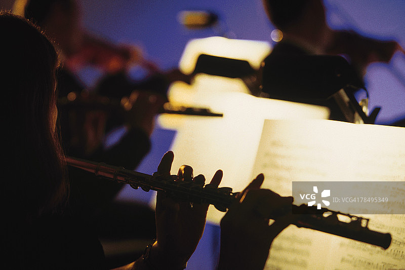 管弦乐队中的长笛演奏者剪影图片素材