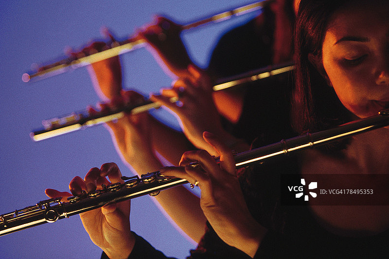 长笛演奏者演奏图片素材