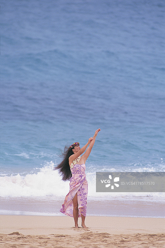 女人在夏威夷海滩跳草裙舞图片素材