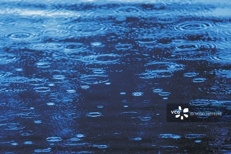 地面上的雨滴图片素材