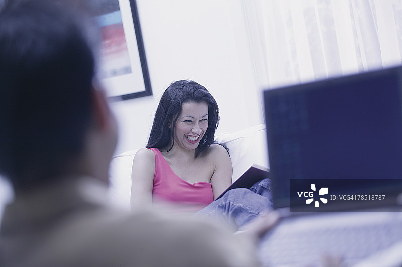 女人笑了图片素材