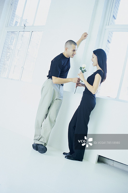男人给女人送花图片素材