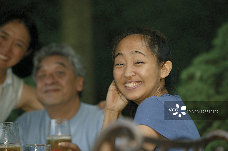 和父母在一起的青少年图片素材