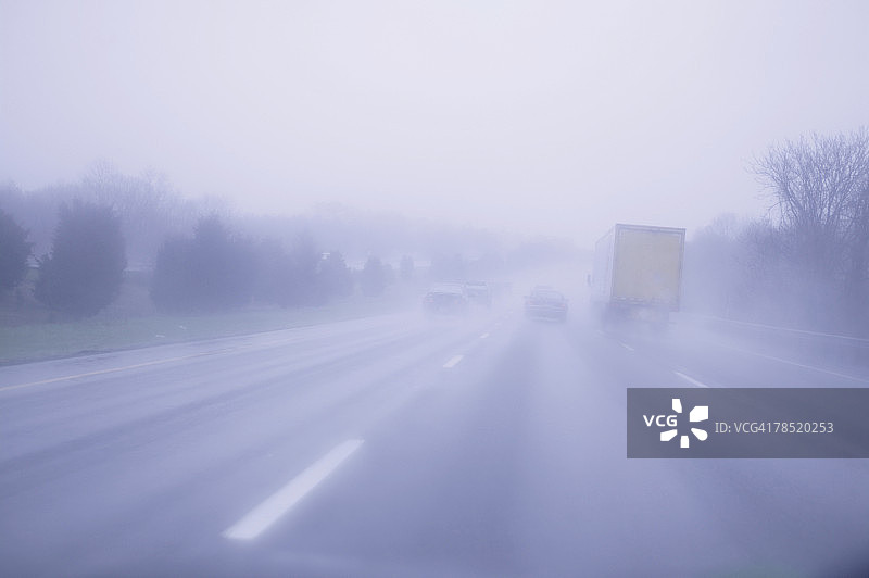 雨中道路上的车辆图片素材