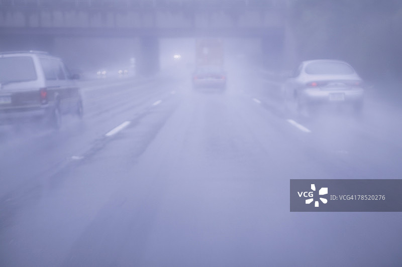 雨中道路上的车辆图片素材