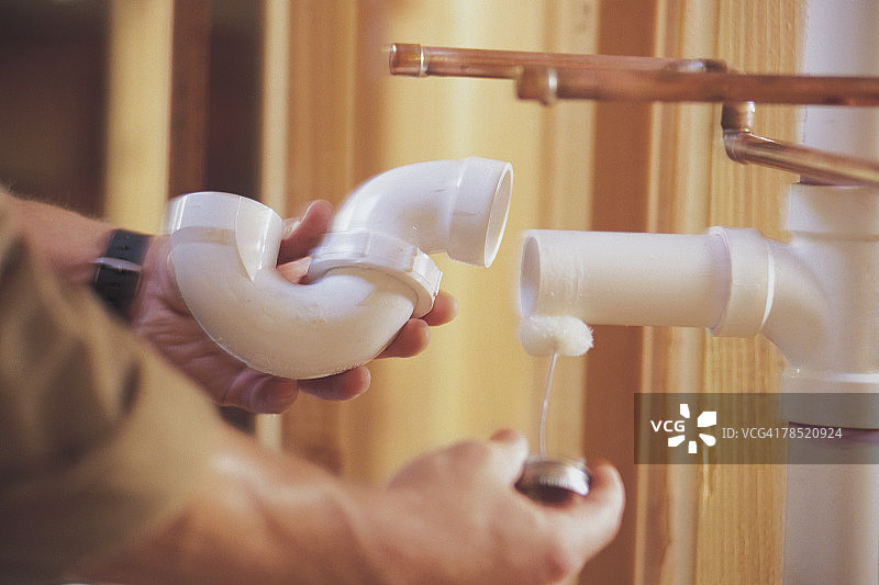 水管工连接PVC管道图片素材