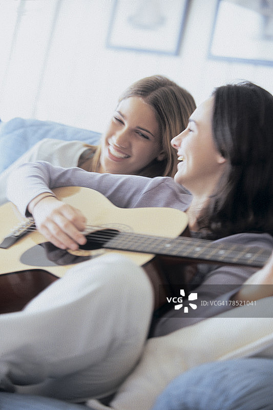抱着吉他的少女图片素材
