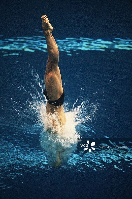 潜水员跳入泳池图片素材