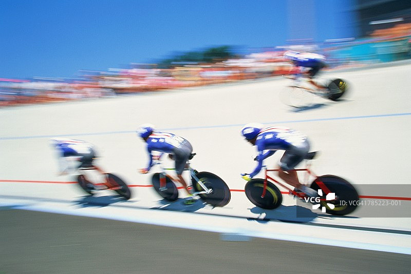 团队自行车赛（高角度模糊视图）图片素材