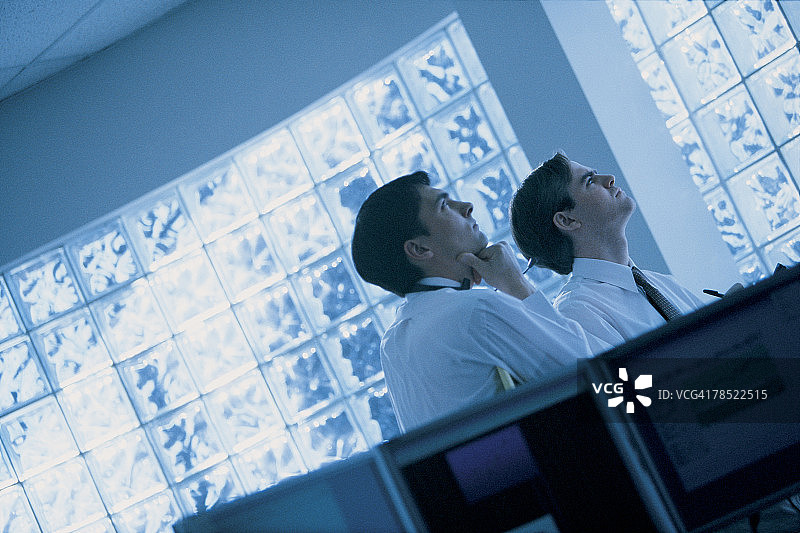 在办公室一起工作的商人图片素材