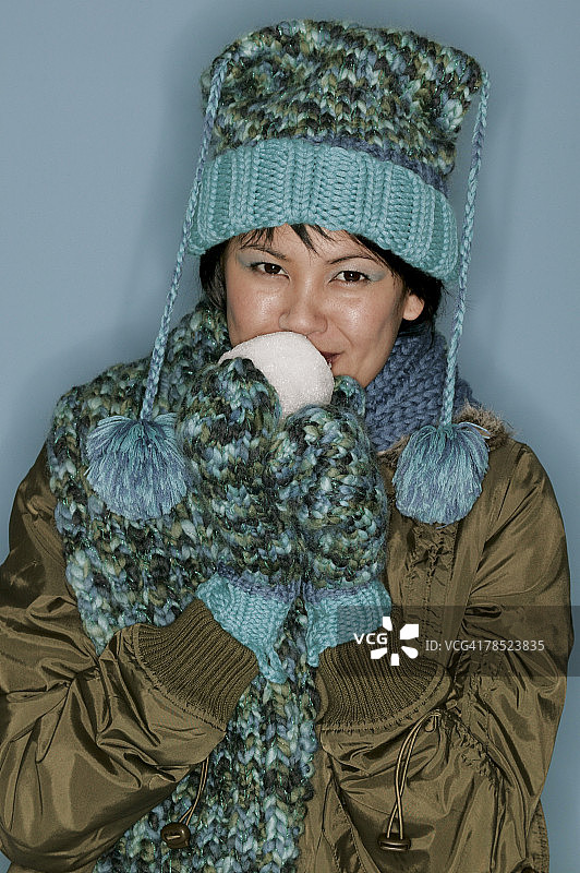 女人手捧雪球图片素材