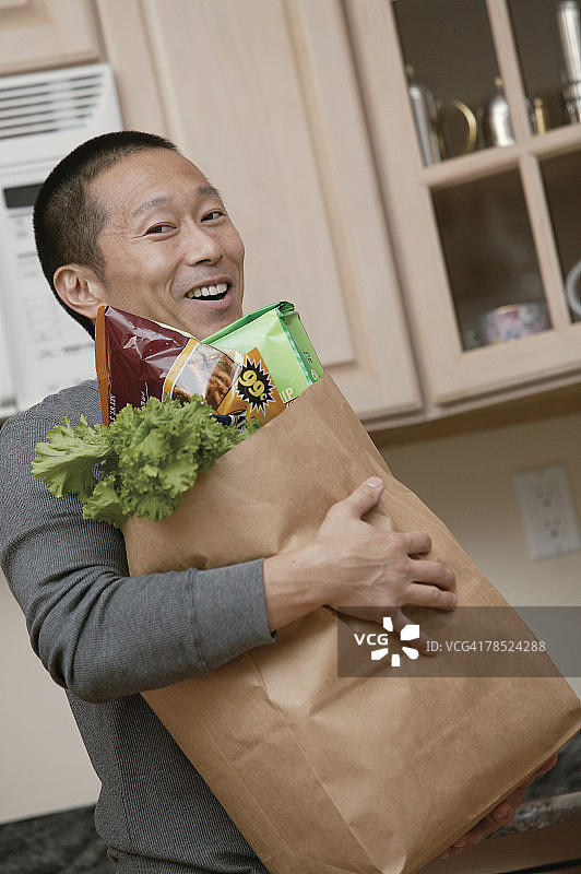 携带食品袋的男人肖像图片素材