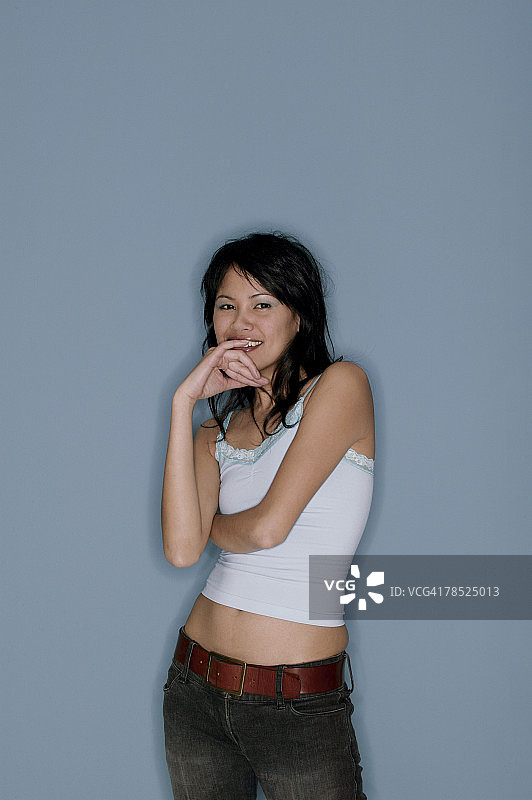 微笑的女人的工作室照片图片素材