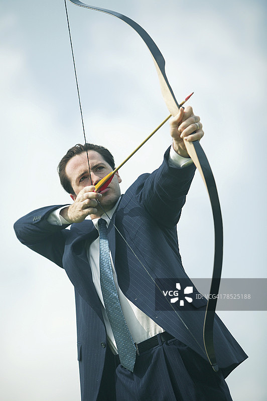 商务人士射箭图片素材