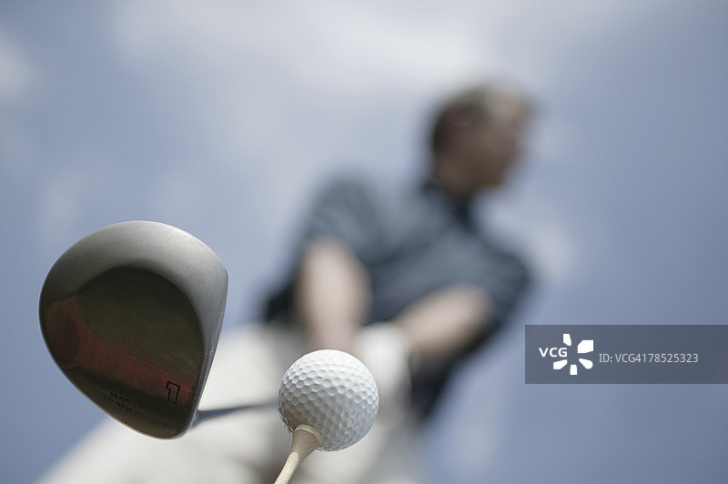 准备从球座击高尔夫球的人图片素材