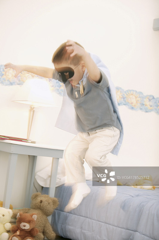 男孩玩装扮游戏图片素材