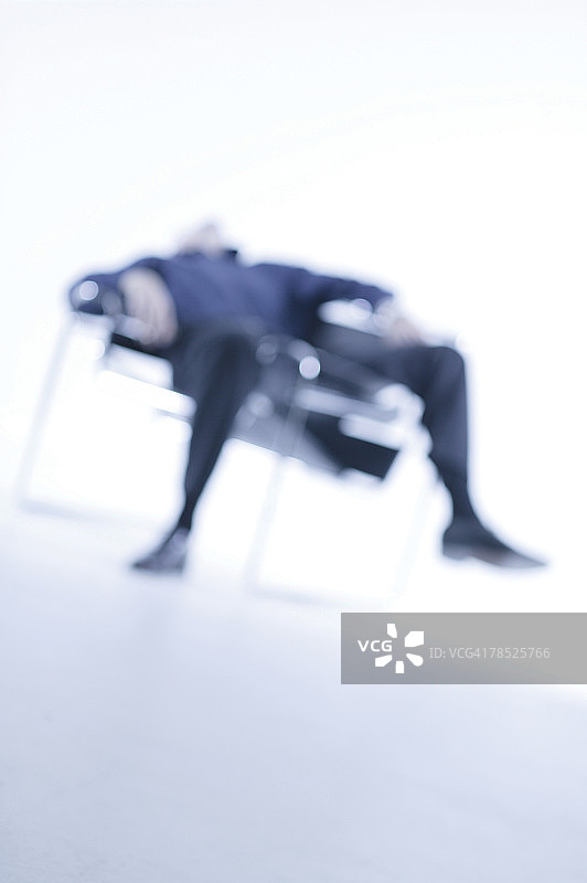 椅子上的模糊男人图片素材