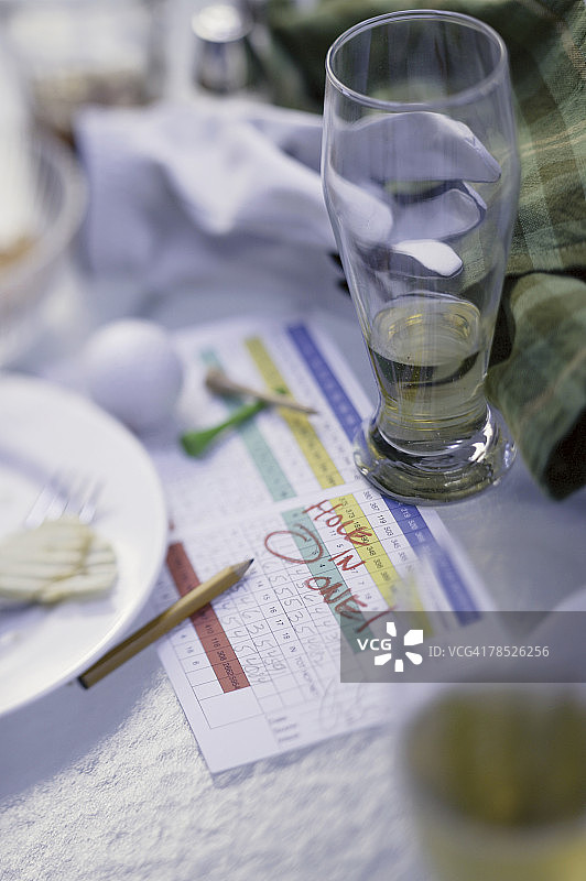 桌上的高尔夫球计分卡图片素材