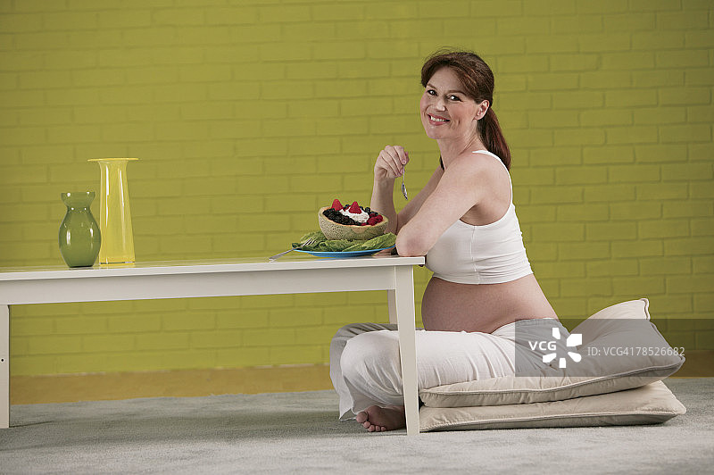 孕妇进食图片素材