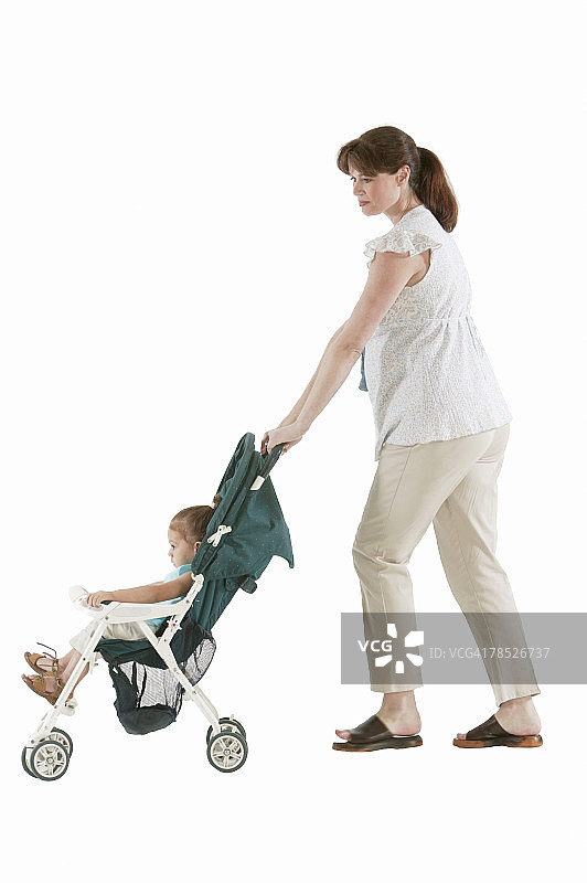 孕妇推着婴儿车里的女孩图片素材