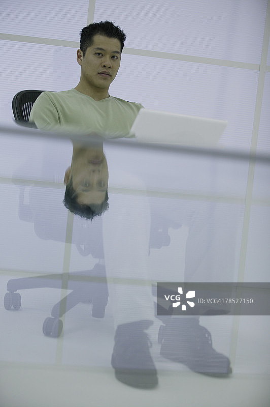 办公室工作的人图片素材