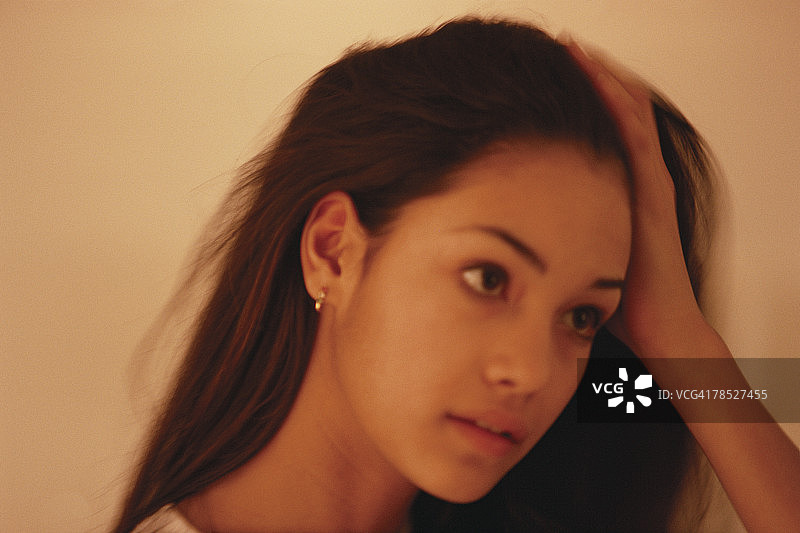 忧心忡忡的女孩图片素材