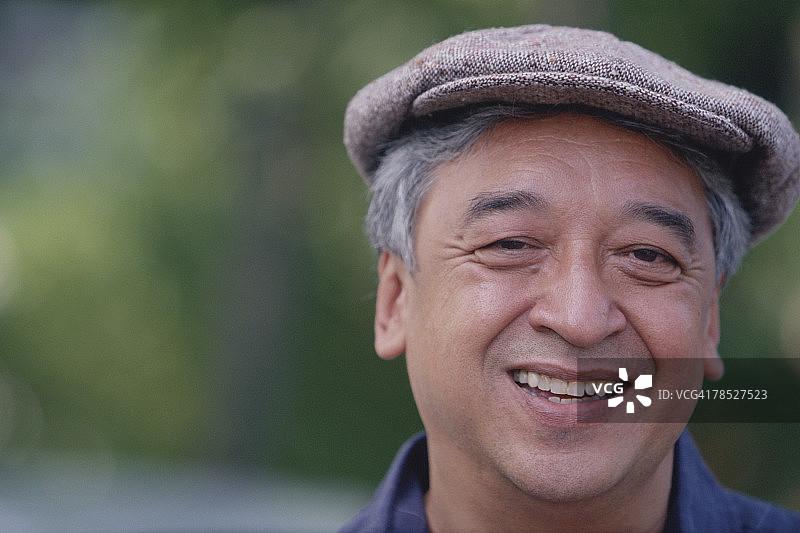 微笑的男人摆姿势图片素材