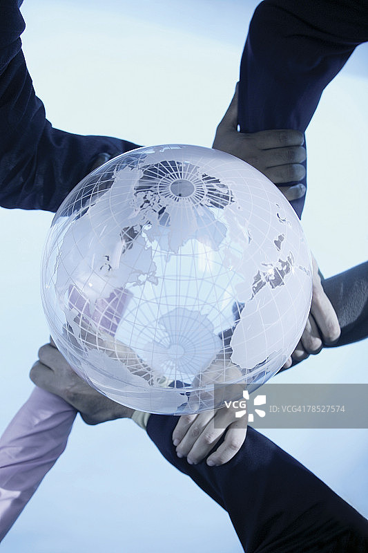 肩并肩托起地球的商务人士图片素材