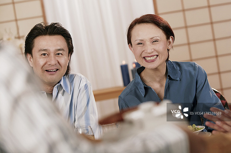 派对上的情侣图片素材