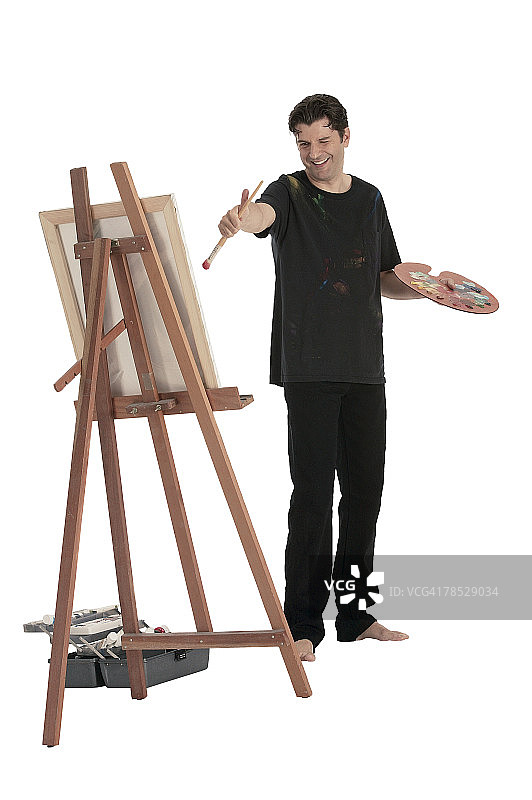 画家在调色板上绘画图片素材