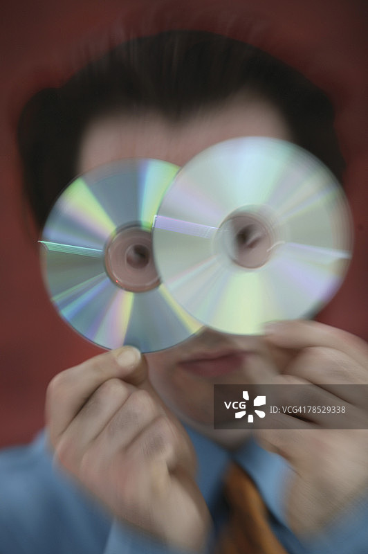 男人拿着CD光盘图片素材