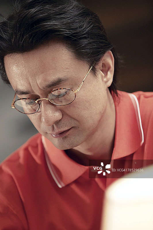 专注工作的男人图片素材
