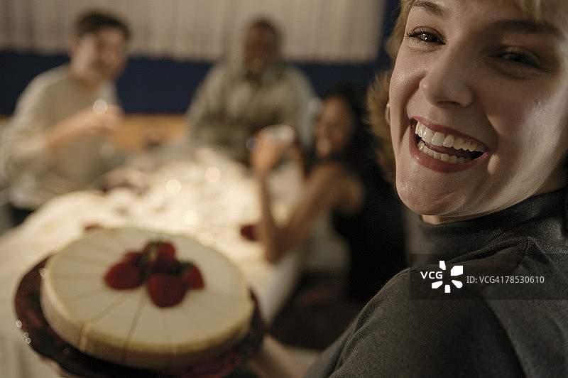 享用甜点的女人图片素材