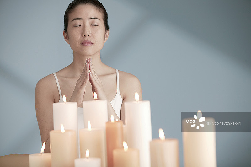 面前放着蜡烛的女人图片素材