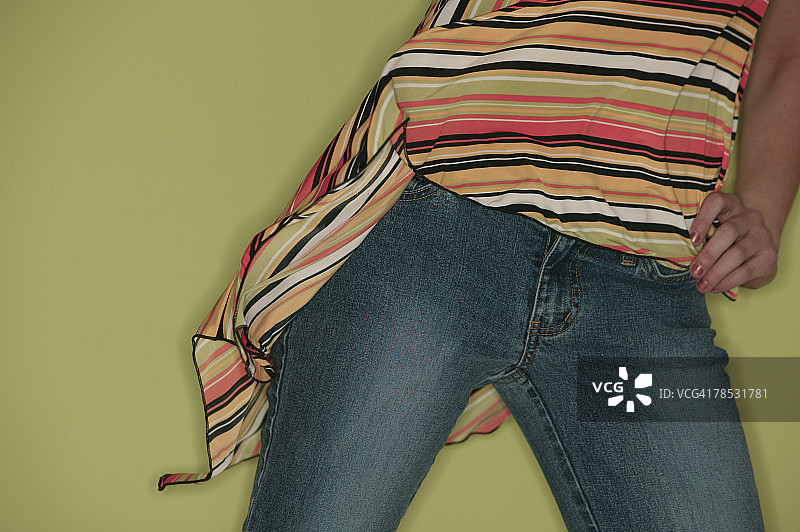 穿着彩色衬衫的少女图片素材