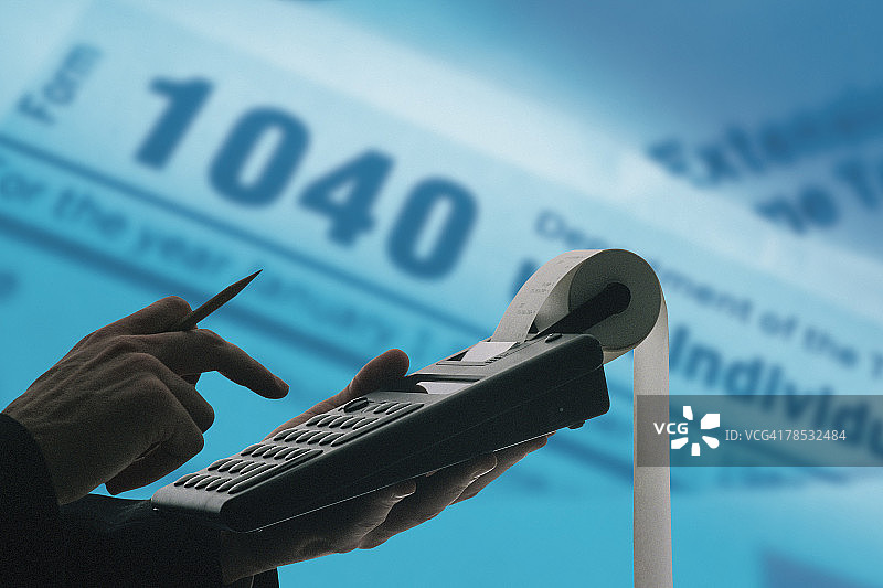 人物与计算器及税务表格合成图片素材