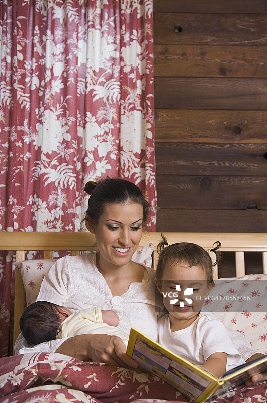 西班牙裔母亲给女儿读书图片素材