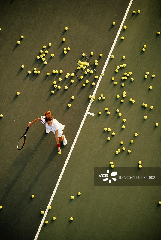 网球：女子练习发球（俯视）图片素材