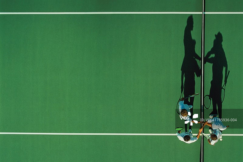 网球：男选手在网上握手，俯视图片素材