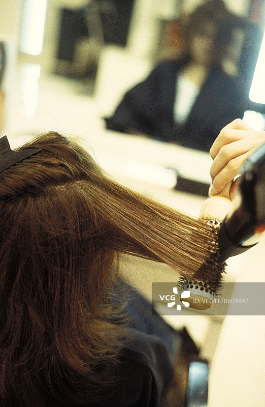 女人在做发型图片素材