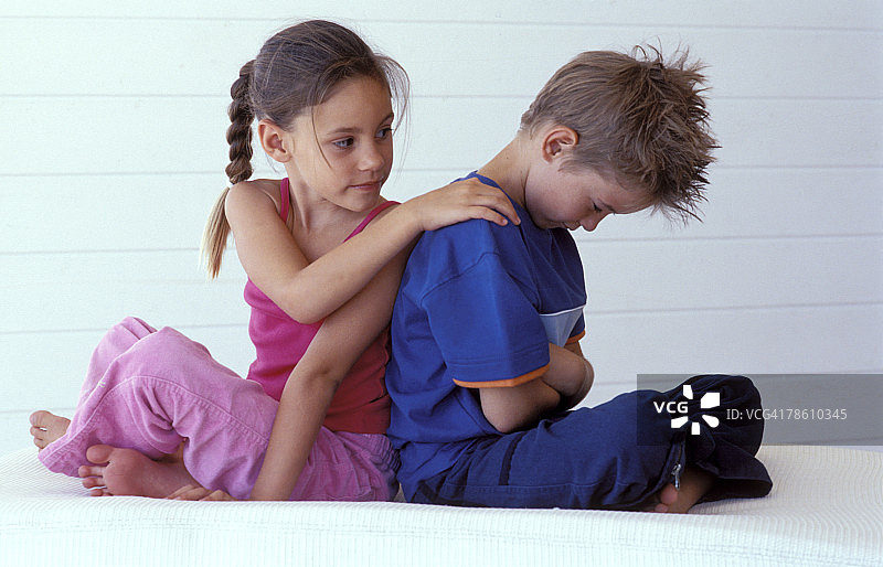 女孩向撅嘴的男孩道歉图片素材