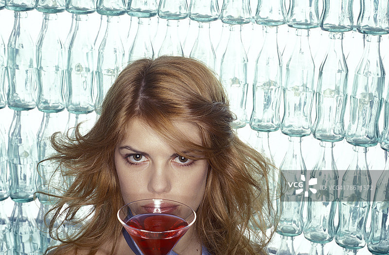 女人喝马提尼图片素材